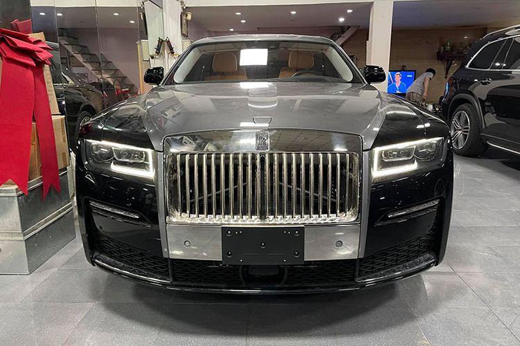 Giá xe Rolls-Royce Ghost 2021 tại một số thị trường Đông Nam Á như Thái Lan tương đương 27,5 tỷ đồng, còn giới đại gia Singapore phải chi ra số tiền từ 21,2 tỷ đồng để sở hữu. Tại Việt Nam, mức giá Ghost 2021 chính hãng chưa công bố, tuy nhiên chiếc xe Ghost phiên bản EWB 2021 trong bài viết này đang được chào bán hơn 40 tỷ đồng.