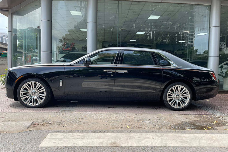 Bước sang thế hệ mới, mẫu xe siêu sang Rolls-Royce Ghost 2021 sở hữu diện mạo hiện đại và sắc sảo hơn. Ghost mới tuân theo triết lý “Post Opulence” của thương hiệu, vừa tối giản mà vẫn mang nét đặc trưng của Rolls-Royce. Xe được trang bị cụm lưới tản nhiệt Phanteon phát sáng hiện đại cùng biểu tượng Spirit of Ecstasy quen thuộc.
