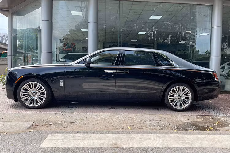 Bước sang thế hệ mới, mẫu xe siêu sang Rolls-Royce Ghost 2021 sở hữu diện mạo hiện đại và sắc sảo hơn. Ghost mới tuân theo triết lý “Post Opulence” của thương hiệu, vừa tối giản mà vẫn mang nét đặc trưng của Rolls-Royce. Xe được trang bị cụm lưới tản nhiệt Phanteon phát sáng hiện đại cùng biểu tượng Spirit of Ecstasy quen thuộc.