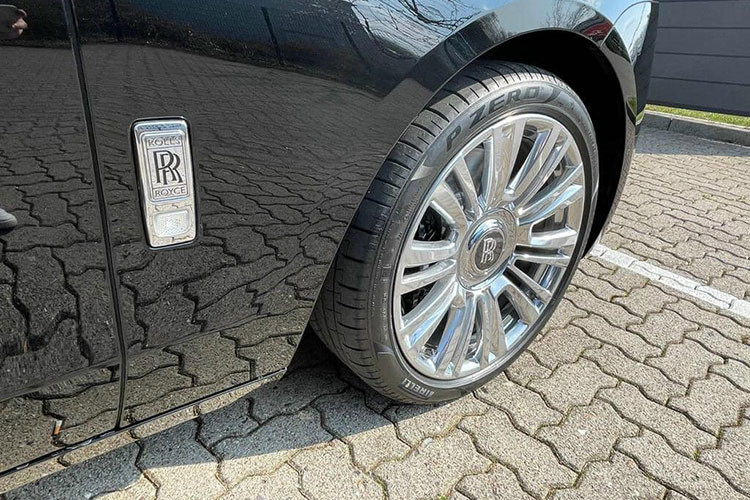 Nền tảng khung gầm cho Ghost thế hệ mới là Architecture of Luxury của thương hiệu xe siêu sang Anh Quốc cũng được sử dụng cho mẫu SUV Cullinan và mẫu Phantom lớn hơn. Khung xe mang lại “chuyến đi trên thảm ma thuật” nổi tiếng của Rolls-Royce nhờ hệ thống treo khí nén tự cân bằng, được tăng cường thêm bởi hệ thống treo mới Planar Suspension System, với các xương đòn (upper wishbones) phía trước có bộ giảm chấn riêng để lái xe ổn định hơn.