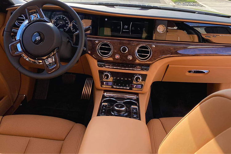 Ngoài ra, hệ thống treo mới còn có hỗ trợ của camera Flagbearer phía trước để quét và phân tích mặt đường, từ đó đưa ra các giải pháp nhanh nhất giúp xe vượt qua trong sự êm ái tuyệt đối. Vỏ thân xe bằng nhôm được hàn thủ công vào khung xe ở bốn góc, không chỉ loại bỏ các đường nối không đẹp mắt mà còn giảm trọng lượng, giảm tiếng ồn xâm nhập vào khoang cabin và cung cấp độ cứng vững hơn so với việc sử dụng thép.