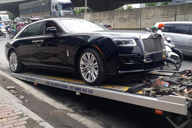 Ở hai bên hông chiếc xe siêu sang Rolls-Royce Ghost 2021 đầu tiên tại Việt Nam xuất hiện một đường gân dập nổi thấp bên dưới khiến tổng thể chiếc xe trông mềm mại hơn. Về kích thước cụ thể, phiên bản trục cơ sở kéo dài có chiều dài cơ sở lớn hơn 170 mm bản tiêu chuẩn, đạt 5.715 mm.