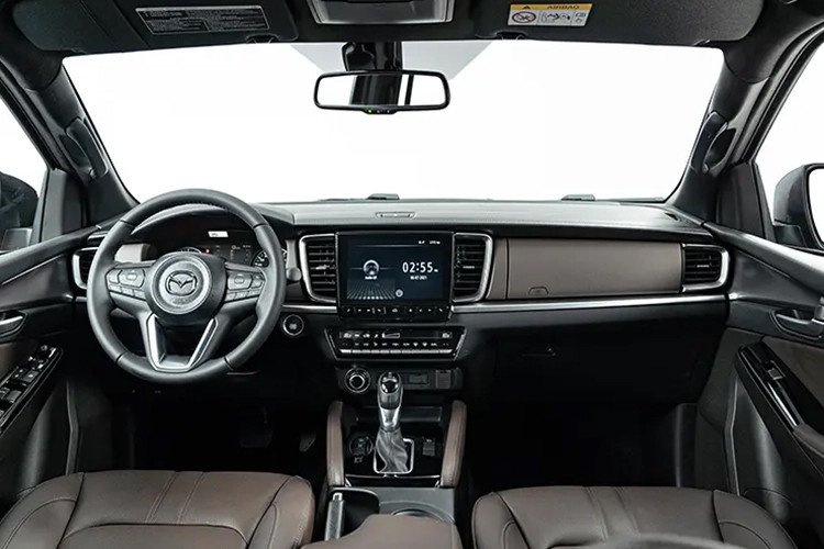 Một trong những điểm yếu của Mazda BT-50 chính là thiết kế ngoại thất. Theo nhận xét của nhiều người, Mazda BT-50 sở hữu thiết kế có phần nữ tính và mềm mại, không phù hợp với xe bán tải.