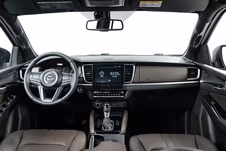 Một trong những điểm yếu của Mazda BT-50 chính là thiết kế ngoại thất. Theo nhận xét của nhiều người, Mazda BT-50 sở hữu thiết kế có phần nữ tính và mềm mại, không phù hợp với xe bán tải.