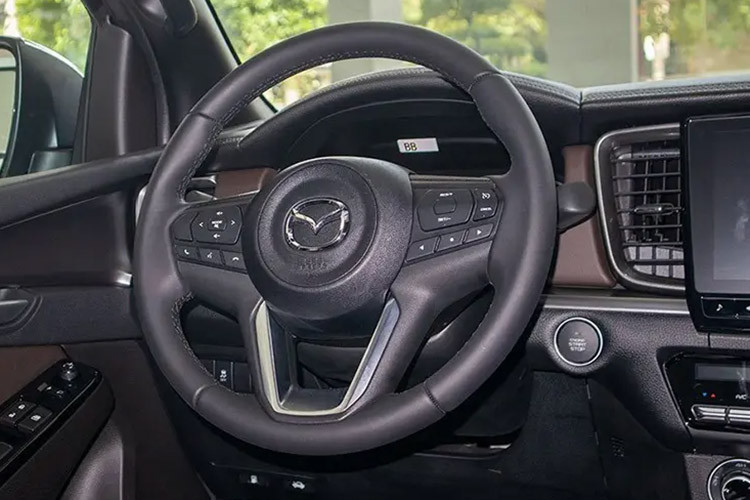 Ngoài ra, Mazda BT-50 còn dùng động cơ giống hệt với Isuzu D-Max. Đây là động cơ diesel 4 xi-lanh, dung tích 1.9L, tạo ra công suất tối đa 150 mã lực và mô-men xoắn cực đại 350 Nm. Động cơ kết hợp với hộp số sàn 6 cấp hoặc hộp số tự động 6 cấp và hệ dẫn động 1 cầu.