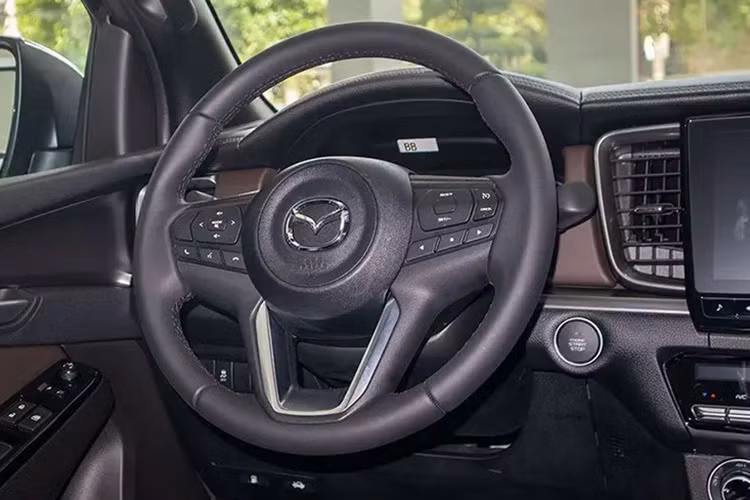 Ngoài ra, Mazda BT-50 còn dùng động cơ giống hệt với Isuzu D-Max. Đây là động cơ diesel 4 xi-lanh, dung tích 1.9L, tạo ra công suất tối đa 150 mã lực và mô-men xoắn cực đại 350 Nm. Động cơ kết hợp với hộp số sàn 6 cấp hoặc hộp số tự động 6 cấp và hệ dẫn động 1 cầu.