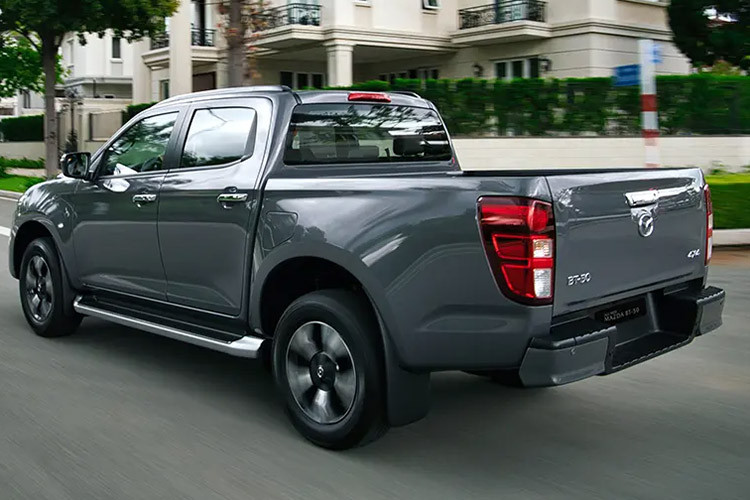 Cách đây không lâu, nhà phân phối THACO đã tiến hành điều chỉnh giá bán của hàng loạt mẫu xe Mazda tại Việt Nam, bao gồm cả xe bán tải BT-50. Theo đó, Mazda BT-50 giảm giá chỉ còn 554 triệu đồng ở bản MT 4x2 và 614 triệu đồng ở bản AT 4x2. So với giá bán trước đó, mẫu xe bán tải này rẻ hơn 30 triệu đồng.