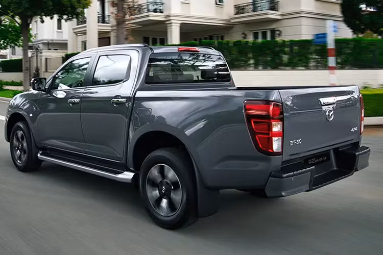 Cách đây không lâu, nhà phân phối THACO đã tiến hành điều chỉnh giá bán của hàng loạt mẫu xe Mazda tại Việt Nam, bao gồm cả xe bán tải BT-50. Theo đó, Mazda BT-50 giảm giá chỉ còn 554 triệu đồng ở bản MT 4x2 và 614 triệu đồng ở bản AT 4x2. So với giá bán trước đó, mẫu xe bán tải này rẻ hơn 30 triệu đồng.