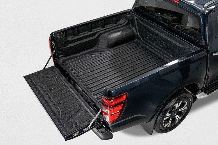 Trong tháng 11/2023, Mazda BT-50 chỉ đạt doanh số 55 xe, giảm 8,3% so với tháng liền trước, đồng thời đứng thứ 3 trong phân khúc xe bán tải, sau Ford Ranger (1.463 xe) và Mitsubishi Triton (220 xe). Cộng dồn từ đầu năm 2023 đến nay, doanh số BT-50 là 750 xe, thấp hơn rất nhiều so với Ford Ranger (14.173 xe) và Mitsubishi Triton (2.240 xe).