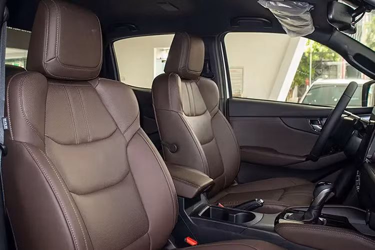 Các trang bị khác của xe gồm; ghế bọc nỉ, vô lăng chỉnh 4 hướng, màn hình cảm ứng trung tâm 7 inch, hỗ trợ Apple CarPlay không dây/Android Auto, hệ thống âm thanh 6 loa, điều hòa chỉnh tay và cửa gió dành cho hàng ghế sau.