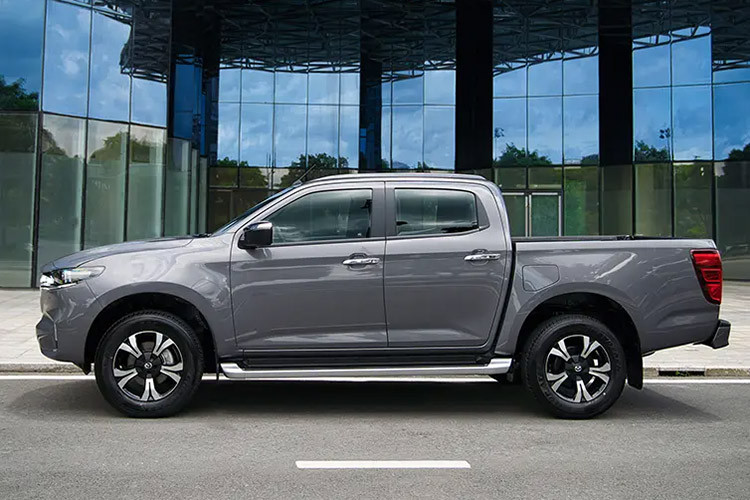 Cụ thể, giá xe Mazda BT-50 đang được hàng loạt đại lý rao bán chỉ từ 529 triệu đồng cho bản tiêu chuẩn MT 4x2. Với giá bán này, Mazda BT-50 rẻ ngang sedan hạng B như Hyundai Accent hay Toyota Vios. Thậm chí, mẫu xe bán tải này còn rẻ hơn cả bản tiêu chuẩn của Honda City.