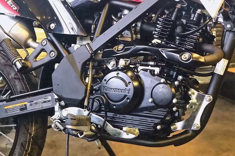 Kawasaki D-Tracker 150 phiên bản 2018 tại Việt Nam sử dụng loại động cơ đơn xi-lanh SOHC, phun xăng điện tử, dung tích 144 phân khối, làm mát bằng không khí và đi kèm hộp số 5 cấp. Loại động cơ SOHC này sản xuất công suất tối đa 11,5 mã lực tại vòng tua máy 8.000 v/ph và mô-men xoắn cực đại 11,3 Nm từ 6.500 v/ph.