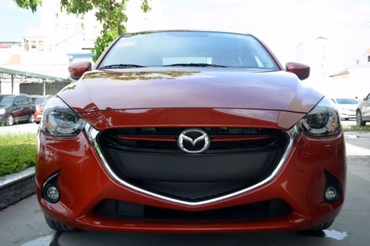 Về ngoại thất, Mazda2 mới tiếp tục kế thừa tinh hoa của ngôn ngữ thiết kế mới KODO của Mazda. Ý tưởng “linh hồn của sự chuyển động” được truyền tải trên từng chi tiết như lưới tản nhiệt hình đôi cánh.