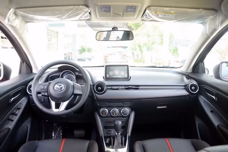 Ở phiên bản mới này, hệ thống DVD theo xe là điểm mới chỉ có mặt trên Mazda2 CKD trong khi bản nhập khẩu đã từng ra mắt trước đó chỉ có duy nhất lựa chọn CD.