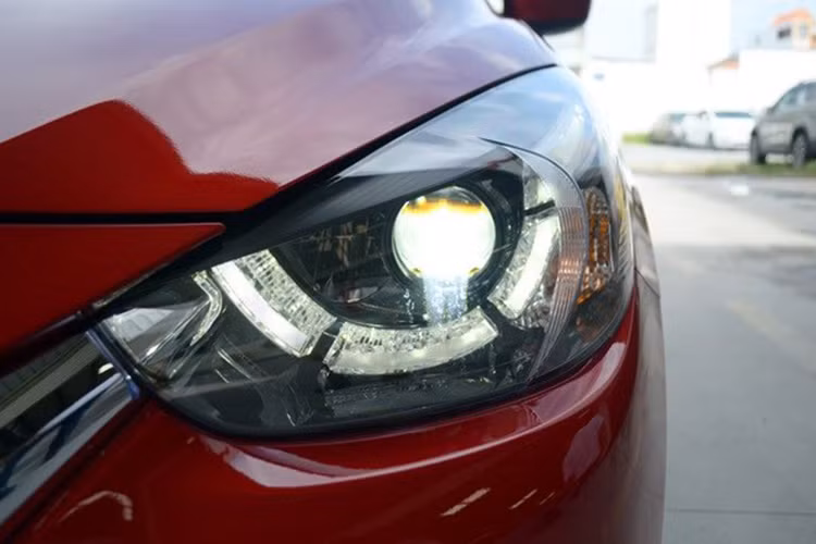 Đầu xe với lướii tản nhiệt, cụm đèn trước/sau giống đôi mắt hay các đường nét uyển chuyển cơ bắp trên thân xe. Công nghệ LED cho hệ thống chiếu sáng chỉ xuất hiện trên bản cao cấp nhất. 