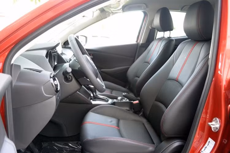 Nội thất được thiết kế đơn giản nhưng hiện đại với hàng loạt trang bị tiện ích như: nội thất bọc da, vô-lăng tích hợp các nút điều khiển đa chức năng, điều hòa tự động, chìa khóa thông minh khởi động bằng nút bấm...