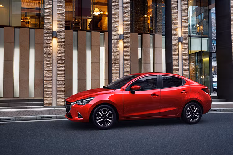 Xe sở hữu hệ thống tự động dừng, khởi động động cơ (i-Stop) khi dừng xe cũng là trang bị tiêu chuẩn hỗ trợ đáng kể giúp tăng cường khả năng tiết kiệm nhiên liệu.