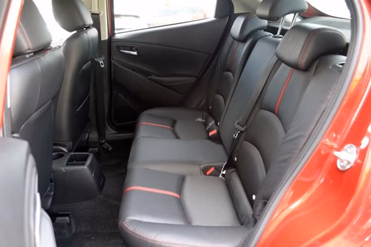 Xe sở hữu khóa cửa tự động khi vận hành, camera lùi, 2 túi khí, hệ thống chống trộm đi cùng chức năng mã hóa động cơ và hệ thống nhắc nhở thắt dây an toàn cho hàng ghế trước.