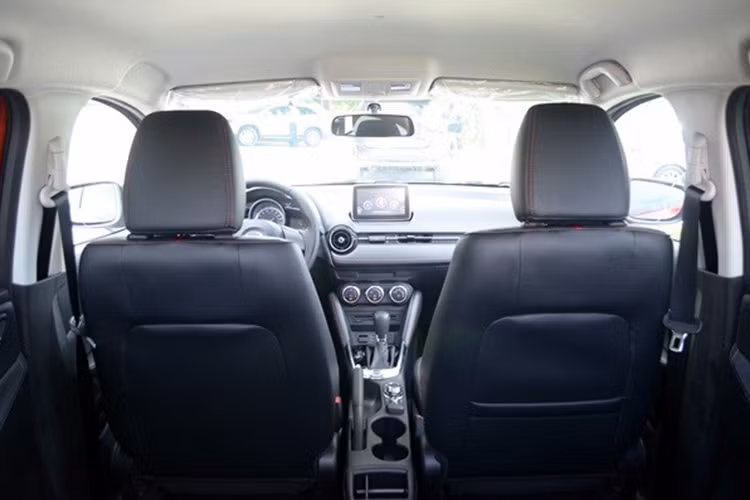 Không gian dành cho hành khách được thiết kế liền mạch tạo cảm giác nhẹ nhàng, thoải mái và rộng rãi. Hàng ghế sau trang bị 3 tựa đầu và có thể gập linh hoạt 60/40 phù hợp với gia đình trẻ.