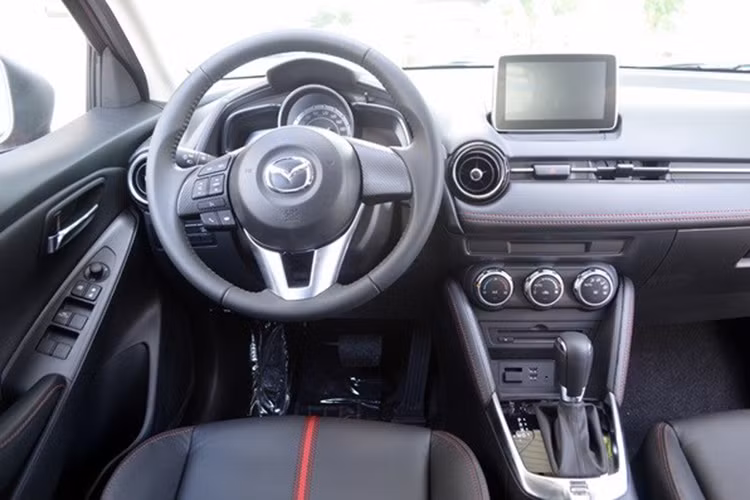 Hệ thống Mazda Connect với cụm nút xoay trung tâm, kết nối trực tiếp với màn hình LCD cảm ứng 7 inch. Hệ thống giải trí gồm DVD 6 loa, kết nối AUX, USB, Bluetooth hỗ trợ đàm thoại rảnh tay… 
