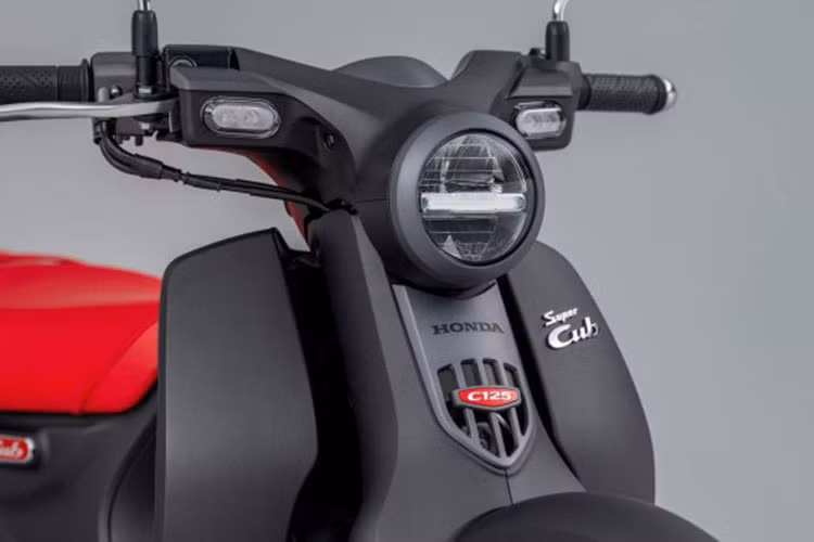 Điểm nhấn của chiếc xe lần này nằm ở bộ yên với tông màu bọc yên màu đỏ rực cực kì nổi bật. Một thay đổi mới ở Honda C125 thế hệ mới là đã được trang bị cho bộ yên sau để có thể dễ dàng chở người hơn so với yên solo ích kỉ ở thế hệ trước.