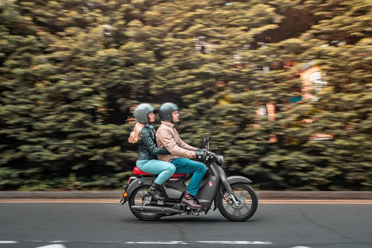 Hiện tại, giá xe Honda Cub C125 2022 thế hệ mới đang được bán chính hãng tại nước Anh với mức đề xuất ở mức 3.499 Bảng Anh (tương đương với khoảng hơn 113 triệu đồng). Mức giá này còn đắt hơn so với giá xe xe tay ga cao cấp Honda SH 150i phiên bản ABS.