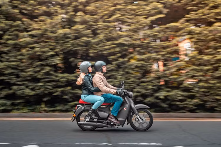 Hiện tại, giá xe Honda Cub C125 2022 thế hệ mới đang được bán chính hãng tại nước Anh với mức đề xuất ở mức 3.499 Bảng Anh (tương đương với khoảng hơn 113 triệu đồng). Mức giá này còn đắt hơn so với giá xe xe tay ga cao cấp Honda SH 150i phiên bản ABS.