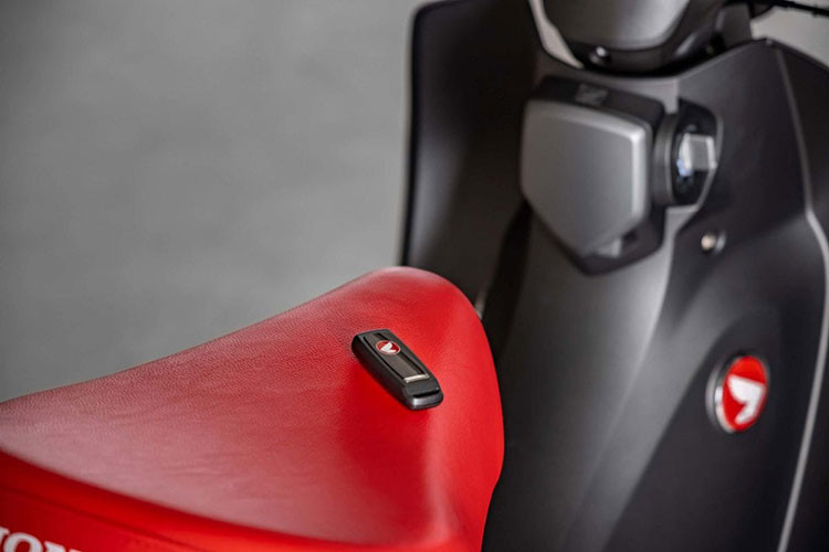 Trên xe, một bộ ổ khóa Smartkey giúp tăng hiệu năng sử dụng cũng như khả năng chống trộm cho mẫu xe số huyền thoại này.