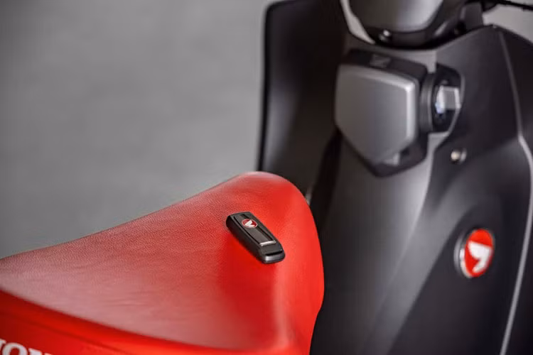 Trên xe, một bộ ổ khóa Smartkey giúp tăng hiệu năng sử dụng cũng như khả năng chống trộm cho mẫu xe số huyền thoại này.