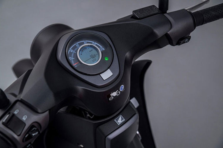 Về trang bị, Honda Cub C125 2022 vẫn sẽ sở hữu hệ thống đèn full LED hiện đại cùng màn hình LCD gọn gàng với đầy đủ các thông số kỹ thuật giống như người tiền nhiệm.