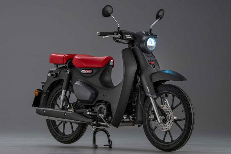 "Ngựa ô" Honda Cub C125 2022 mới được điểm lên dàn vỏ một loạt các chi tiết mạ Chrome nhưng không còn bóng bảy như trước. Thay vào đó, dàn thân vỏ mới được làm màu với Chrome mờ phù hợp cùng tổng thể đầy huyền bí của chiếc xe thế hệ mới.