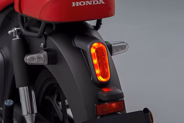 Hệ thống treo trên xe cả trước lẫn sau đều sử dụng giảm xóc đôi, cũng được tinh chỉnh để cải thiện chất lượng chuyến đi.