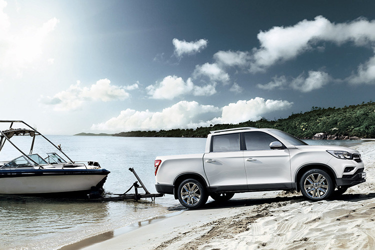 Được biết, bán tải chạy điện của SsangYong sẽ sử dụng động cơ điện kép đặt trên 2 trục, chính vì thế xe sẽ sử dụng hệ dẫn động bốn bánh toàn thời gian (AWD), xe dự kiến sẽ có phạm vi hoạt động khoảng 450 km (280 dặm) hoặc 300 km theo điều kiện lái xe NEDC cho 1 lần sạc đầy.