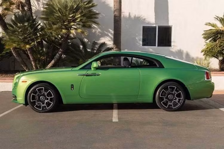 Cụ thể, chiếc coupe Rolls-Royce Wraith này đã được sơn màu Java Green bởi đội ngũ tài năng làm việc tại một nhà máy ở Goodwood.