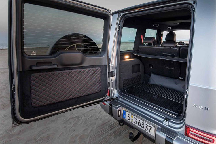 Hệ thống âm thanh Burmester 15 loa, công suất 590 W, hệ thống dẫn đường, định vị toàn cầu GPS tích hợp bản đồ Việt Nam, điều hòa tự động 3 vùng, khởi động bằng nút bấm và kiểm soát tốc độ Cruise Control... cũng được trang bị trên "ông vua địa hình" mới này.