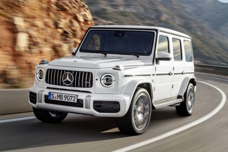 Bên ngoài, Mercedes-AMG G63 2019 có những trang bị nổi bật như lưới tản nhiệt nan dọc đặc trưng, cản trước/sau với nẹp mạ crôm, vành AMG 20 inch có thiết kế 10 chấu, nẹp dọc thân với dòng chữ AMG, cùm phanh AMG màu đỏ và ống xả kép bên hông xe.