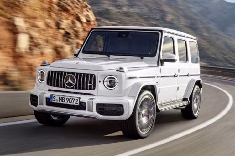 Bên ngoài, Mercedes-AMG G63 2019 có những trang bị nổi bật như lưới tản nhiệt nan dọc đặc trưng, cản trước/sau với nẹp mạ crôm, vành AMG 20 inch có thiết kế 10 chấu, nẹp dọc thân với dòng chữ AMG, cùm phanh AMG màu đỏ và ống xả kép bên hông xe.