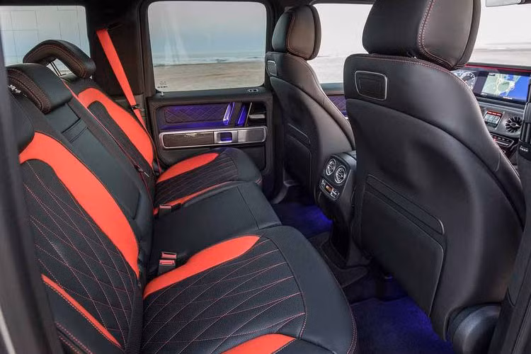 Mercedes-AMG G63 2019 sẽ có nhiều trang bị tiện nghi, bao gồm hàng ghế trước chỉnh điện/massage, bộ nhớ 3 vị trí cho ghế trước/tay lái/gương chiếu hậu bên ngoài, chức năng sưởi cho ghế trước/sau, hệ thống thông tin giải trí Comand Online kết nối Apple CarPlay/Android Auto, điều khiển bằng giọng nói,