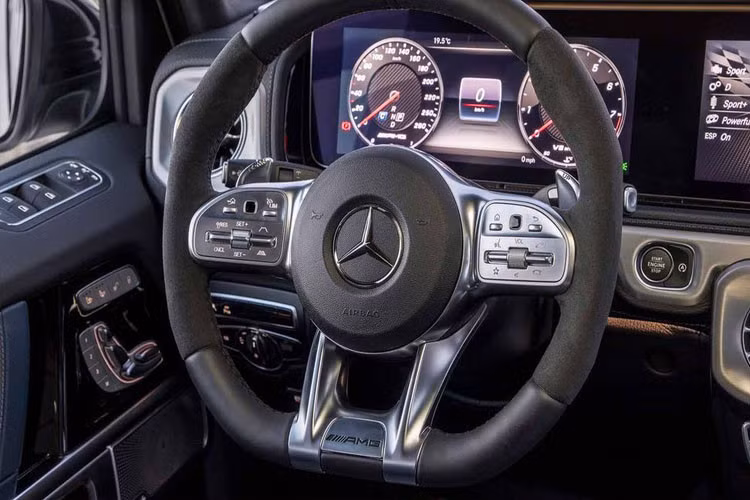 Về công nghệ, mẫu SUV hạng sang Mercedes-AMG G63 2019 được trang bị hệ thống treo AMG Ride Control, khóa vi sai 3 chế độ, hệ thống lái Direct Steer trợ lực điện, lẫy chuyển số sau vô lăng, cụm chuyển đổi Dynamic Select với 4 chế độ "Tiết kiệm", "Thoải mái", "Thể thao" và "Cá nhân" hay hệ thống hỗ trợ đỗ xe chủ động. 
