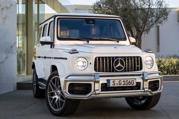 Mercedes-AMG G63 2019 tại Việt Nam được trang bị động cơ xăng V8, tăng áp kép, dung tích 4.0 lít, sản sinh công suất tối đa 585 mã lực tại tua máy 6.000 vòng/phút và mô-men xoắn cực đại 850 Nm tại dải tua máy 2.500 - 3.500 vòng/phút. Sức mạnh được truyền tới cả 4 bánh thông qua hộp số tự động AMG 9 cấp. Nhờ đó, xe có thể tăng tốc từ 0-100 km/h trong 4,5 giây và đạt vận tốc tối đa 220 km/h.