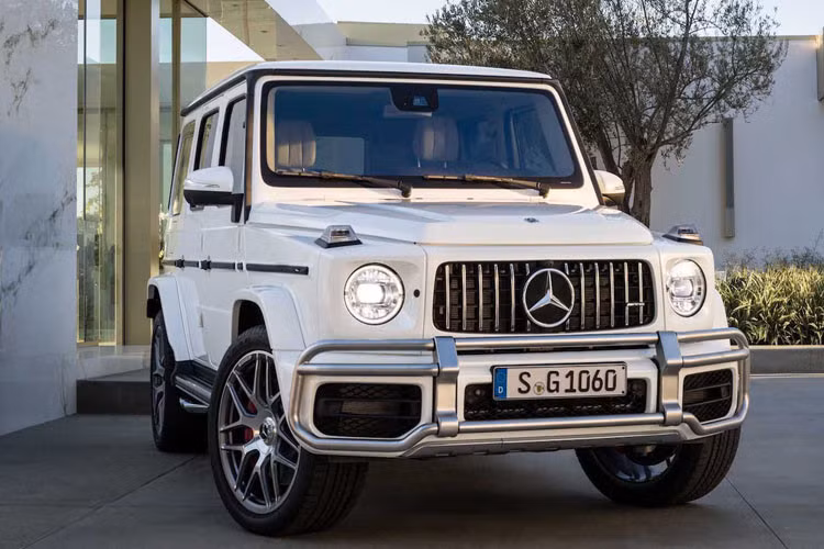 Mercedes-AMG G63 2019 tại Việt Nam được trang bị động cơ xăng V8, tăng áp kép, dung tích 4.0 lít, sản sinh công suất tối đa 585 mã lực tại tua máy 6.000 vòng/phút và mô-men xoắn cực đại 850 Nm tại dải tua máy 2.500 - 3.500 vòng/phút. Sức mạnh được truyền tới cả 4 bánh thông qua hộp số tự động AMG 9 cấp. Nhờ đó, xe có thể tăng tốc từ 0-100 km/h trong 4,5 giây và đạt vận tốc tối đa 220 km/h.