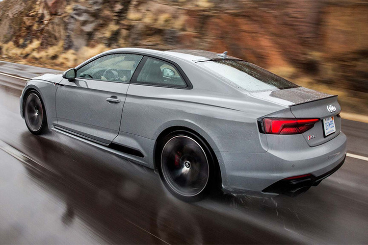 Về trang bị, các khách hàng có thể chọn gói hỗ trợ lái xe như: kiểm soát hành trình, hỗ trợ giữ làn đường, đèn pha thay đổi góc chiếu linh hoạt, hiển thị thông tin trên kính lái Head Up Display (HUD)... Với 3.300 USD, các khách hàng sẽ nhận được hệ thống hiển thị thông tin Audi Virtual Cockpit "buồng lái ảo" với màn hình 8,3 inch và hệ thống âm thanh cao cấp Bang &amp; Olufsen (950 USD)...