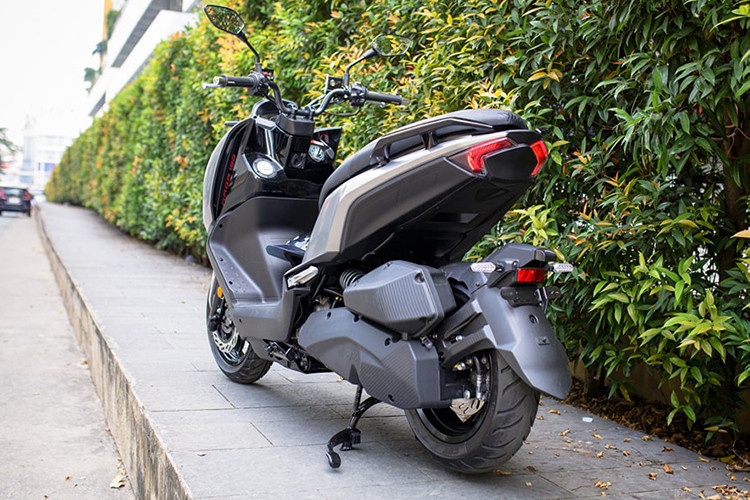 Theo nhà sản xuất, xe ga SYM NAGA 15 2025 được lấy cảm hứng từ những chuyến “Grand Tour” của giới quý tộc Châu Âu thế kỷ 17. SYM NAGA 15 mang tinh thần tự do khám phá, chinh phục mọi cung đường.