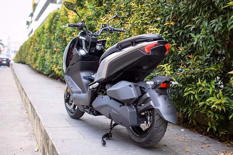 Theo nhà sản xuất, xe ga SYM NAGA 15 2025 được lấy cảm hứng từ những chuyến “Grand Tour” của giới quý tộc Châu Âu thế kỷ 17. SYM NAGA 15 mang tinh thần tự do khám phá, chinh phục mọi cung đường.