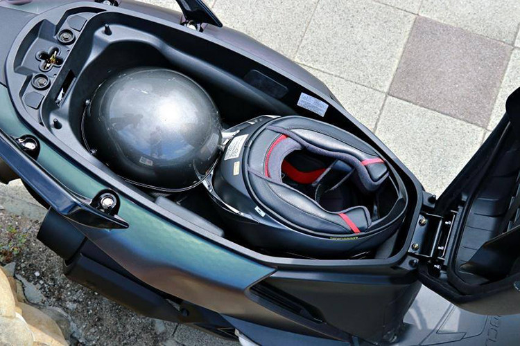 Phần yên ngồi của người lái đựơc thiết kế rộng rãi thoải mái, với tư thế ngồi công thái học Cốp xe của SYM NAGA 150 2025 khá rộng rãi đáp ứng mọi nhu cầu chứa đồ, từ những vật dụng cá nhân đến phụ kiện đi kèm, giúp bạn luôn sẵn sàng cho mọi hành trình.