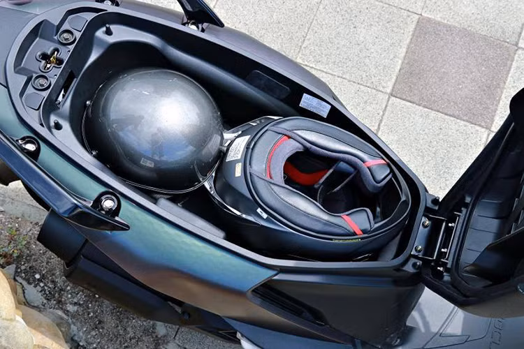 Phần yên ngồi của người lái đựơc thiết kế rộng rãi thoải mái, với tư thế ngồi công thái học Cốp xe của SYM NAGA 150 2025 khá rộng rãi đáp ứng mọi nhu cầu chứa đồ, từ những vật dụng cá nhân đến phụ kiện đi kèm, giúp bạn luôn sẵn sàng cho mọi hành trình.