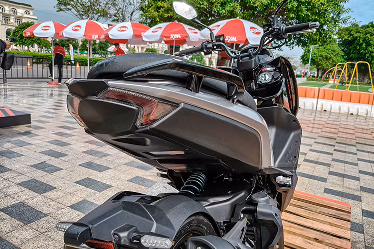 Trái tim của SYM Naga 150 là động cơ 4V, dung tích 150cc làm mát bằng dung dịch, phun xǎng điên tử EFI cho công suất 10,6 kW tại vòng tua 8,000 vòng/phút, mômen xoắn 13 Nm tại vòng tua 7,500 vòng/phút kết hợp hệ truyền động CVT.