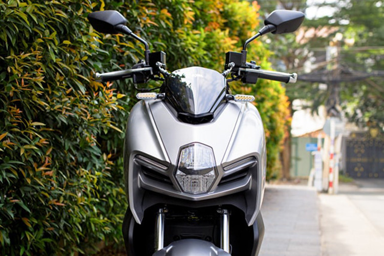 Về thiết kế, NAGA 150 gây ấn tượng bằng ngoại hình mạnh mẽ, đầy uy lực nhưng van vẫn toát lên nét thẩm mỹ tinh tế, mô phỏng sự chuyển động mềm dẻo của loài rắn Mamba. Phần đầu xe được thiết kế cách điệu từ hình ảnh rắn săn mồi, kết hợp hệ thống đèn LED sắc sảo, tạo sự ấn tượng lôi cuốn.