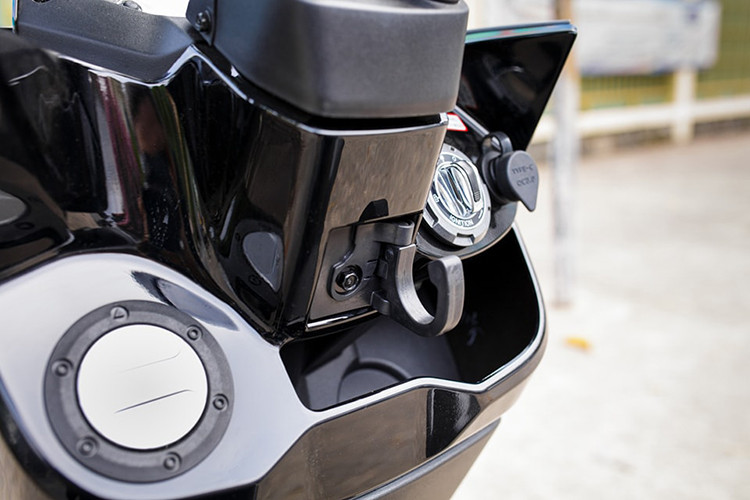 Cũng như nhiều mẫu xe ga mới trên thị trường hiện nay, SYM Naga 150 cũng được trang bị công nghệ chia khoá smartkey thông minh cho phép bạn khởi động xe một cách dễ dàng và nhanh chóng. Bên cạnh đó là ổ cắm sạc cho các thiết bị di động, nắp bình xăng mở bằng nút bấm... 