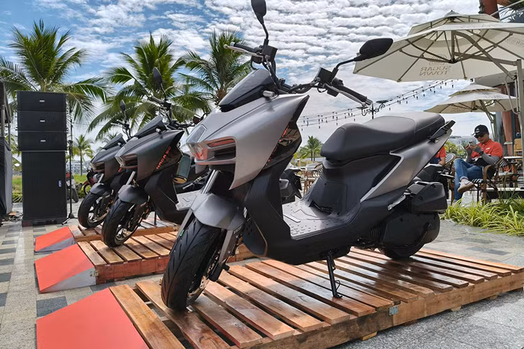 NAGA 150 dự kiến sẽ có mặt tại thị trường Việt Nam trong tháng 3 với mức giá phù hợp nhiều người dùng. Nếu bạn là người yêu thích tốc độ, đam mê khác biệt và muốn tìm kiếm một chiếc xe thể hiện trọn vẹn cá tính, thì NAGA 150 chính là lựa chọn không thể bỏ qua.